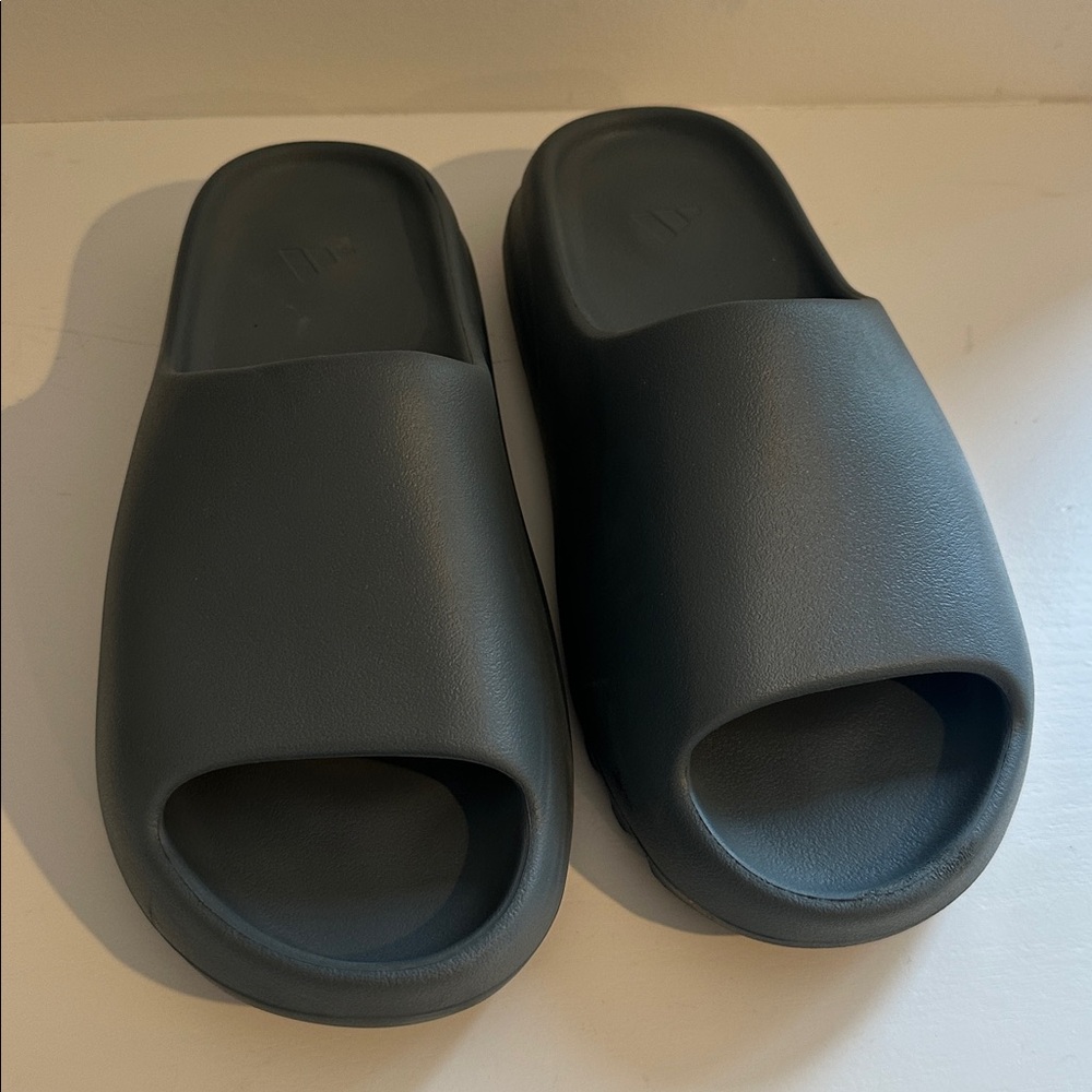YEEZY SLIDE DARK ONYX